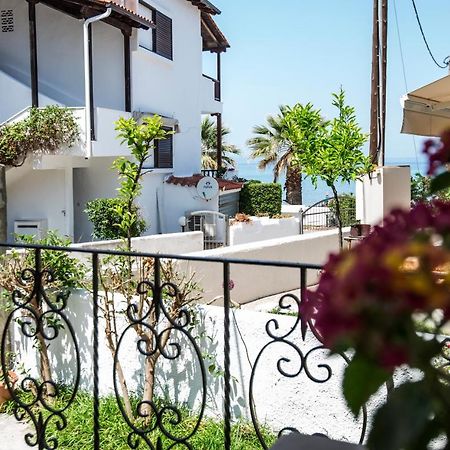 Beachfront Deluxe Apt. Pefkochori Bagian luar foto