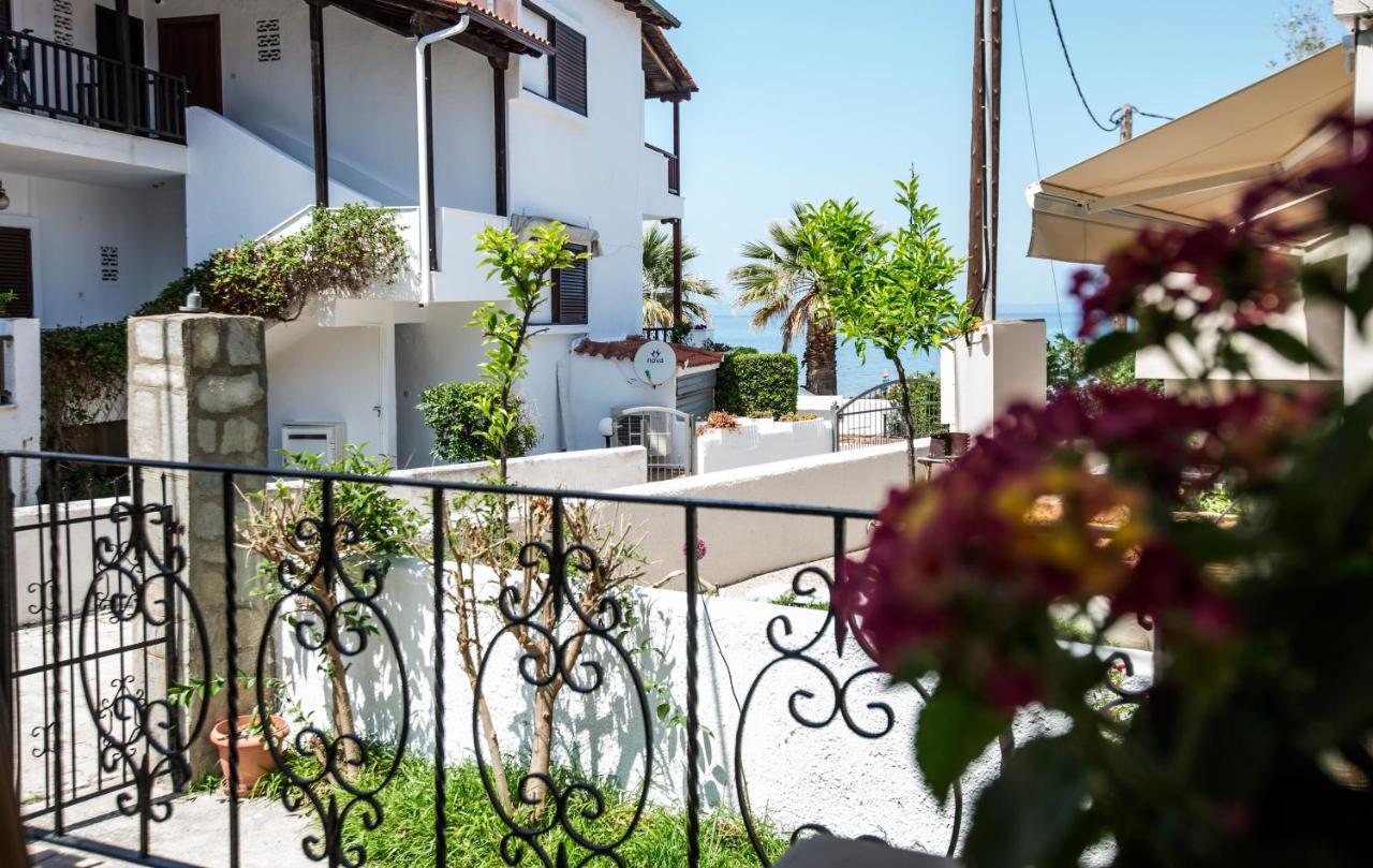 Beachfront Deluxe Apt. Pefkochori Bagian luar foto